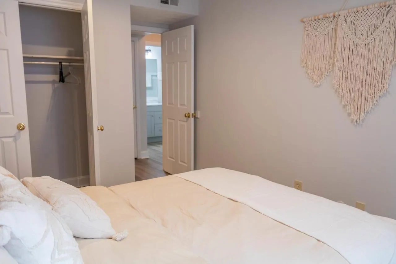 2 Bedroom In The Heart Of Columbus Apartment